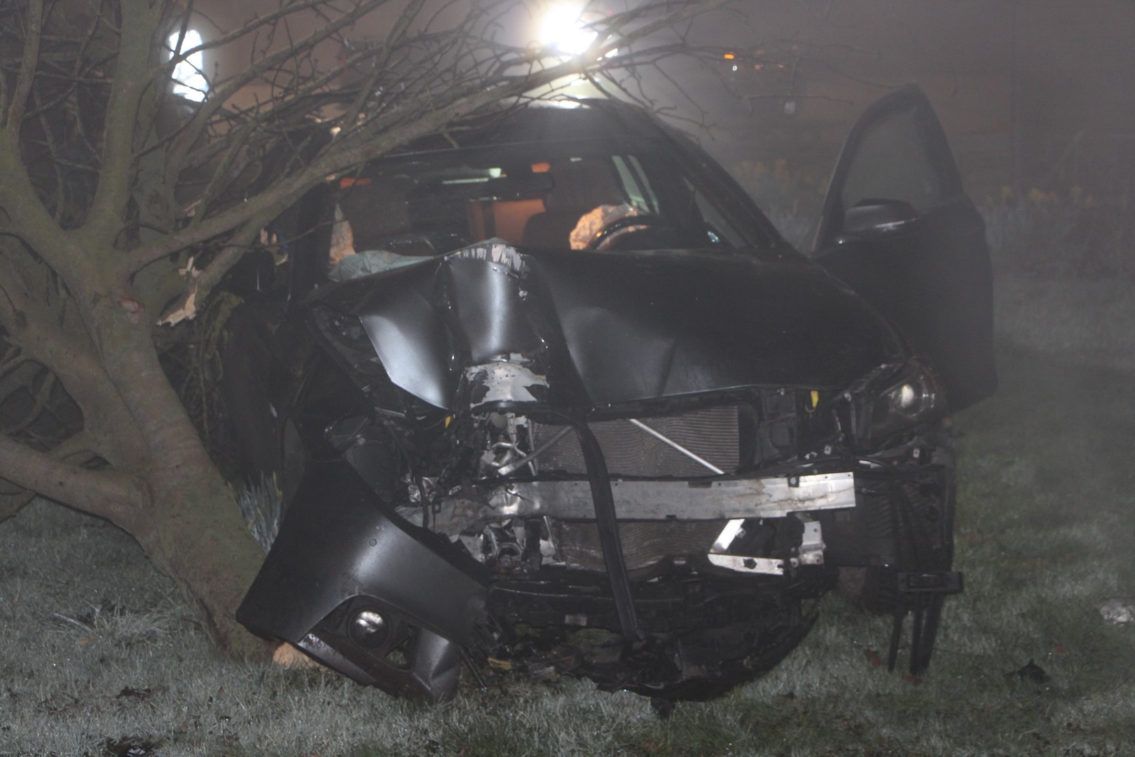 Foto: auto splijt boom.jpg